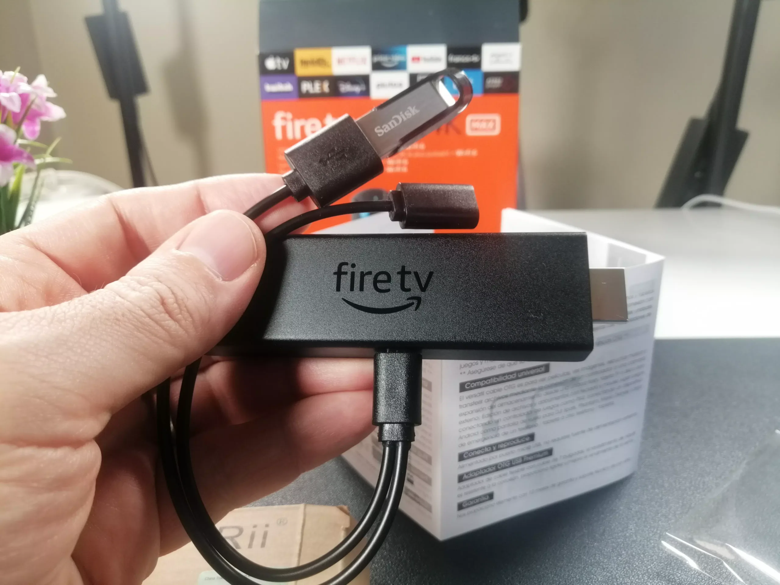 Fire TV Stick con una memoria USB conectada