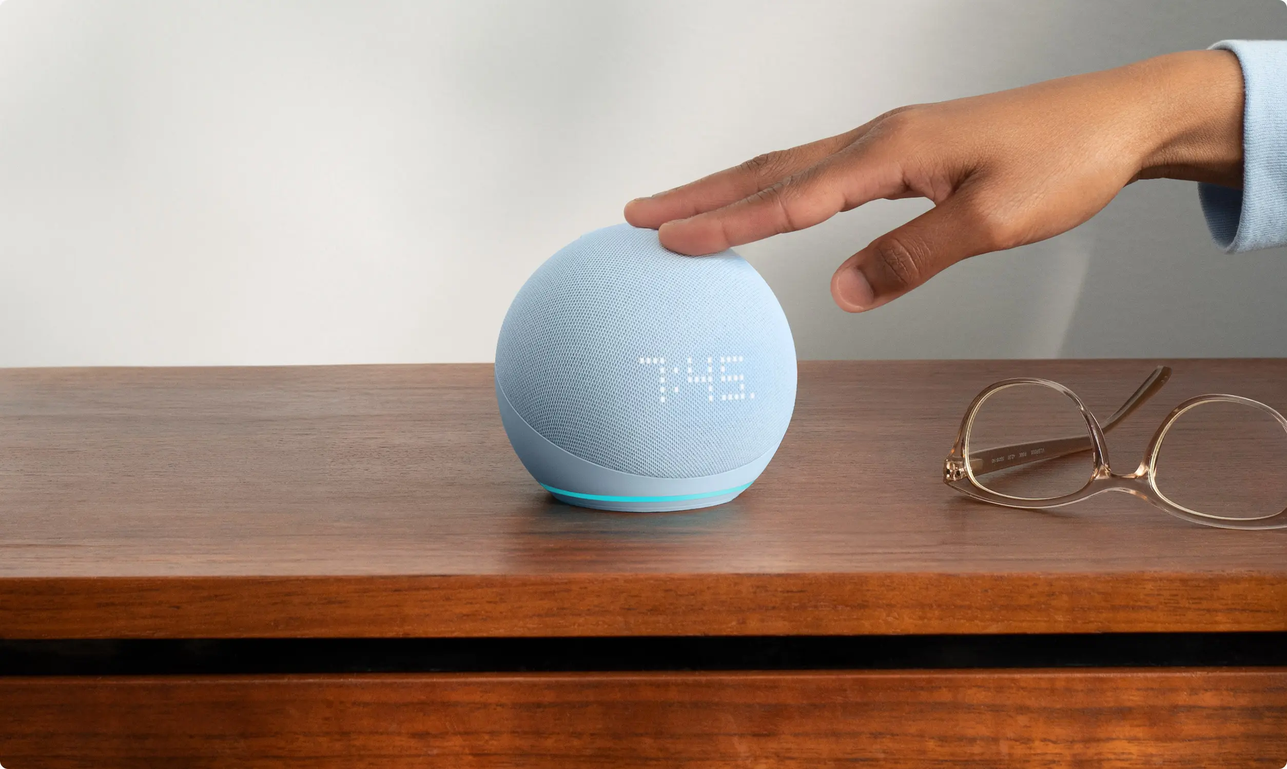 Echo Dot 5 con reloj y Alexa permite pausar la música o posponer la alarma con un toque